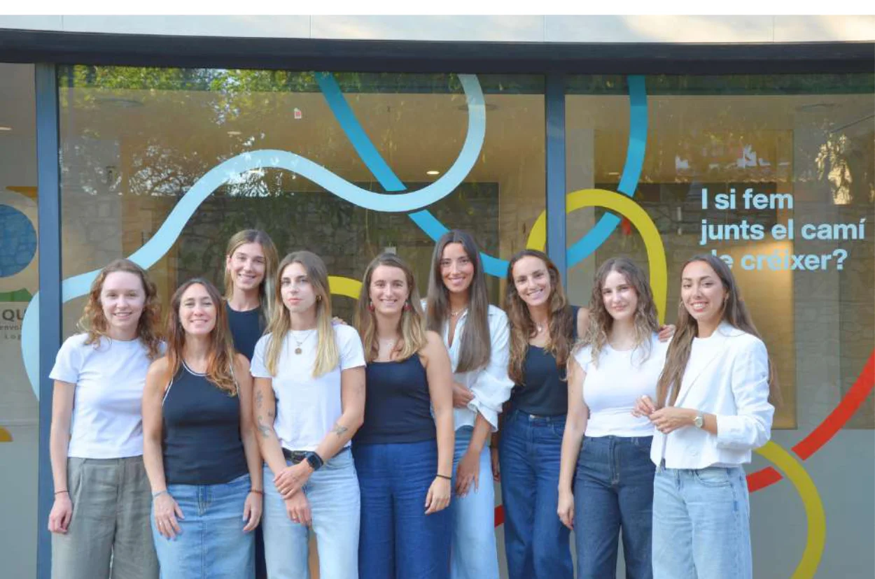 L’equip del Centre Quian davant del mural del centre