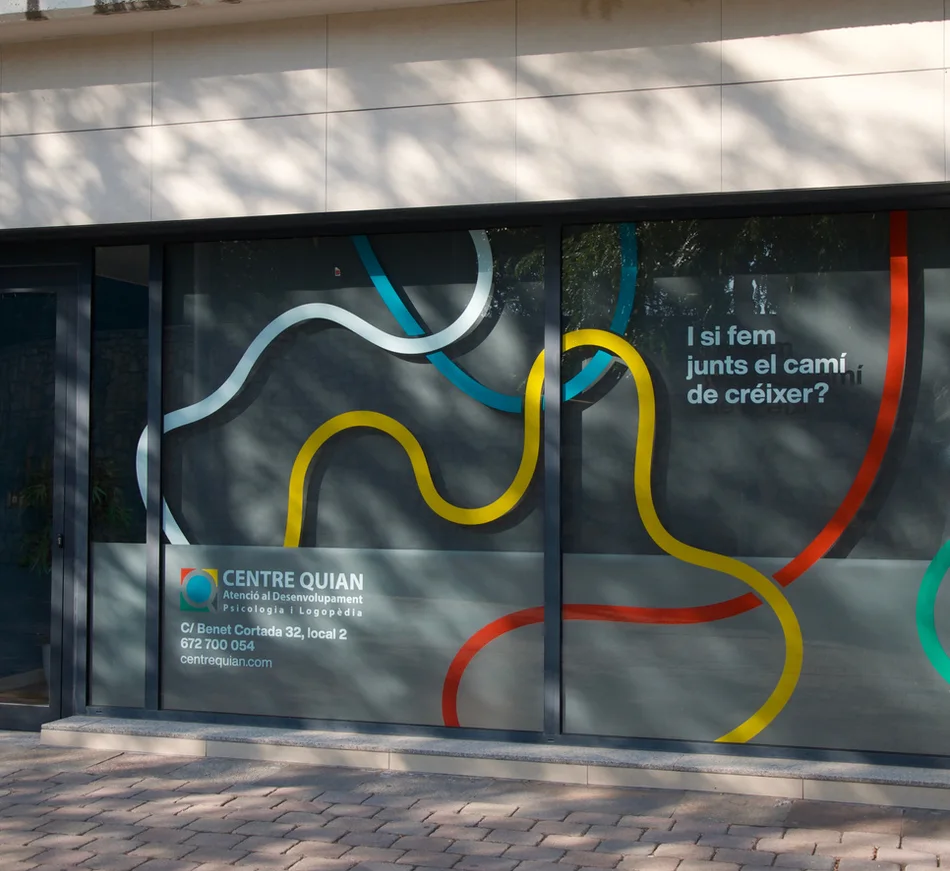 Façana del Centre Quian I a Volpelleres, amb el mural de línies de colors