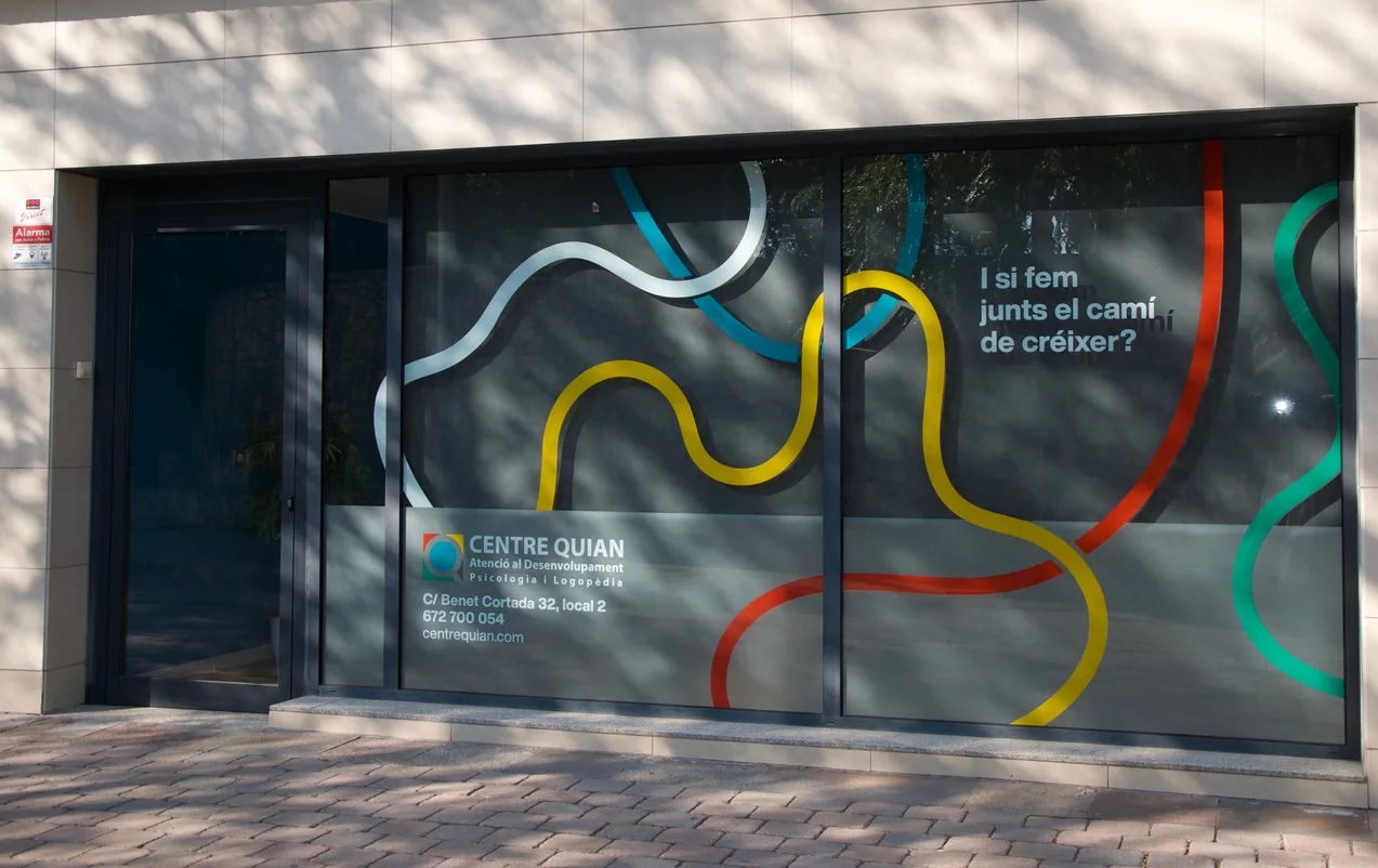 Façana del Centre Quian I amb el mural de línies de colors