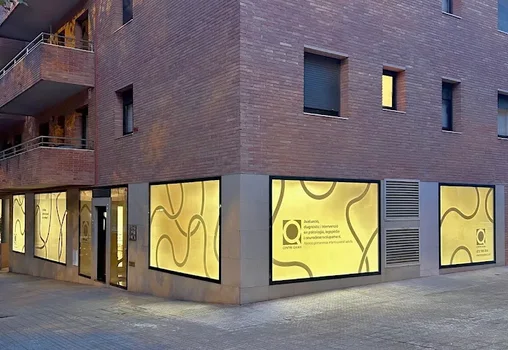 Façana il·luminada del Centre Quian II
