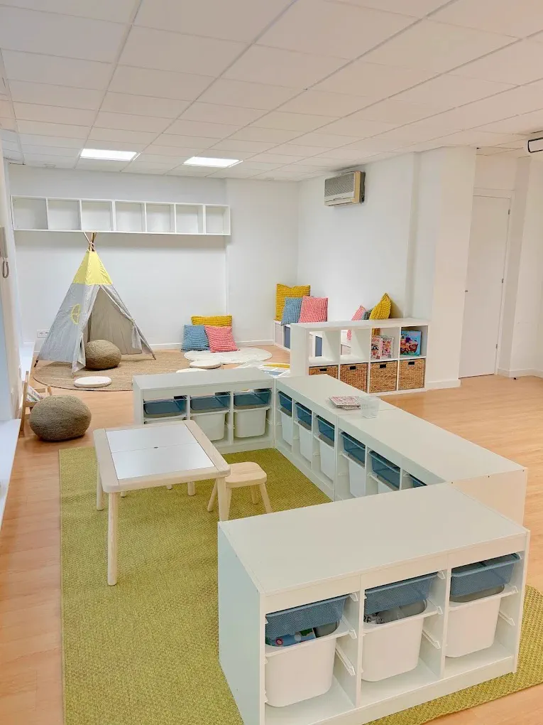 Sala diàfana del Centre Quian II amb un tipi, prestatgeries i una taula infantil